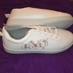 White floral embroidered faux leather shoes size 9